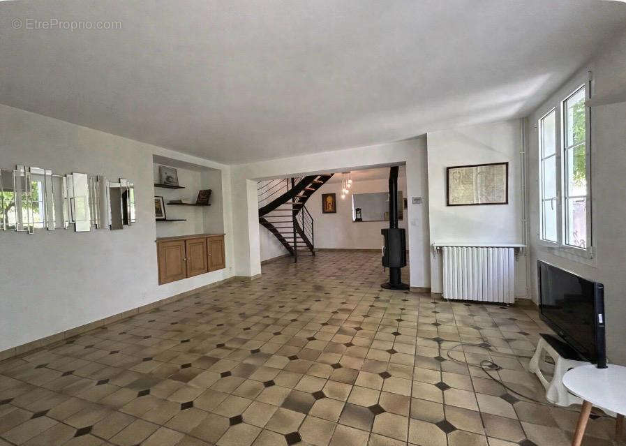 A 15 mn de Blaye - Au calme belle Girondine en pierre rénovée - 197 m2 habitables -7P- 4 Chambres -  1920 m2 de Terrain - Piscin - photo 4