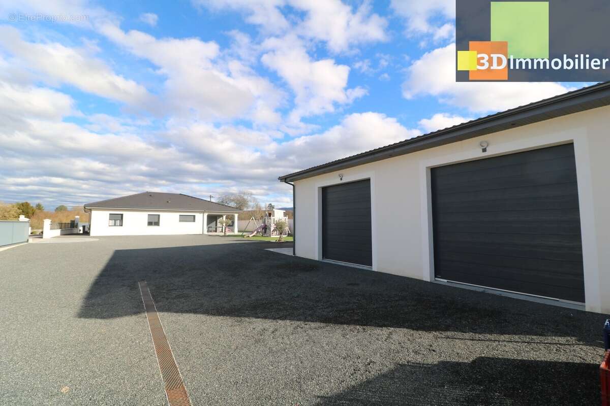 ATELIER/GARAGE - Maison à MOUCHARD