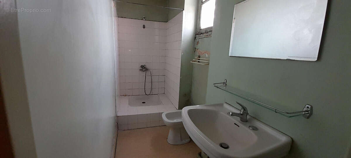 Le salle d&#039;eau - Maison à LA COQUILLE