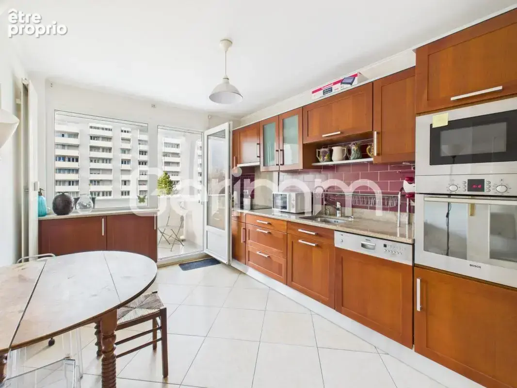 Vente - Appartement - 3 pièces + cuisine - 75 m² - 215 000 € - - photo 13