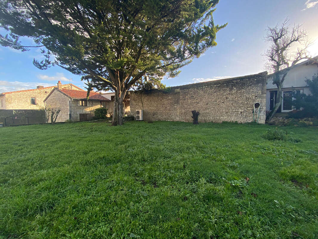 Maison à LES TROIS-MOUTIERS