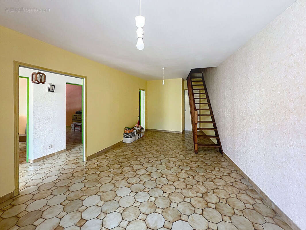 Appartement Rochefort Du Gard 4 pièce(s) 90 m2 + cour - photo 2