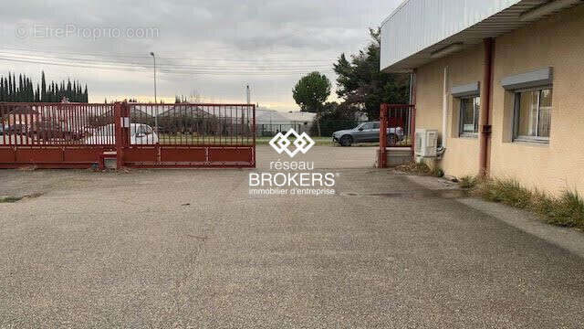 accès PL - Commerce à JONQUIERES