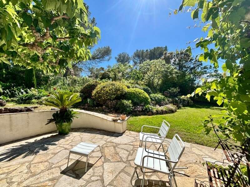 Dpt Var (83), à vendre FREJUS Tour de mare, maison P6 de 156 m² - Terrain de 1790 m² - photo 4