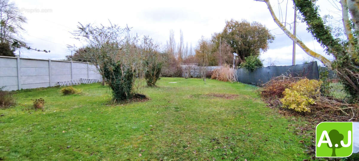 Terrain à MARCILLY-LA-CAMPAGNE