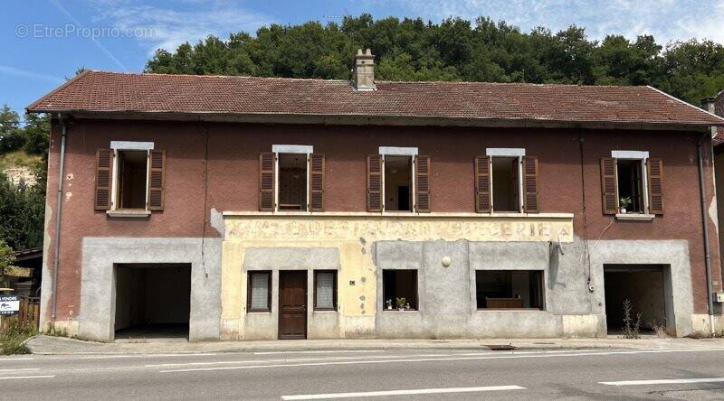 Maison à SAINT-VICTOR-DE-CESSIEU