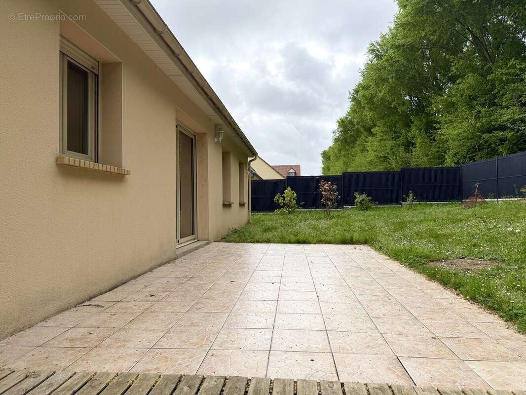 Terrasse et jadrin - Maison à CONNERRE