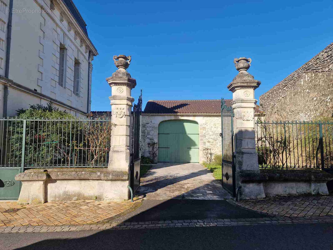 Maison de maître avec dépendances et piscine - photo 3