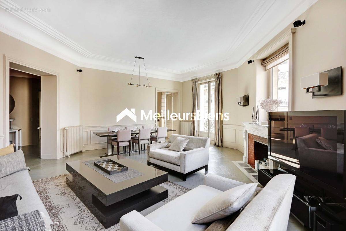 Appartement à PARIS-8E