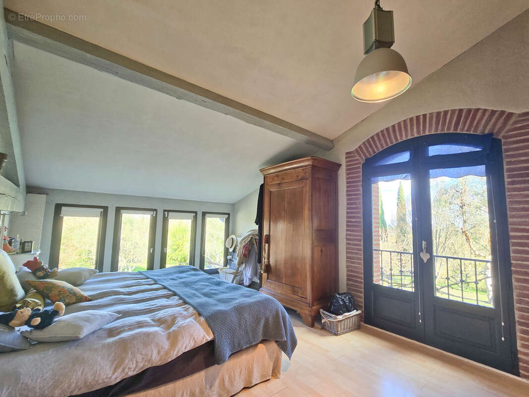 BOURG SAINT BERNARD, Maison atypique de 195 m2 à vendre. - photo 3