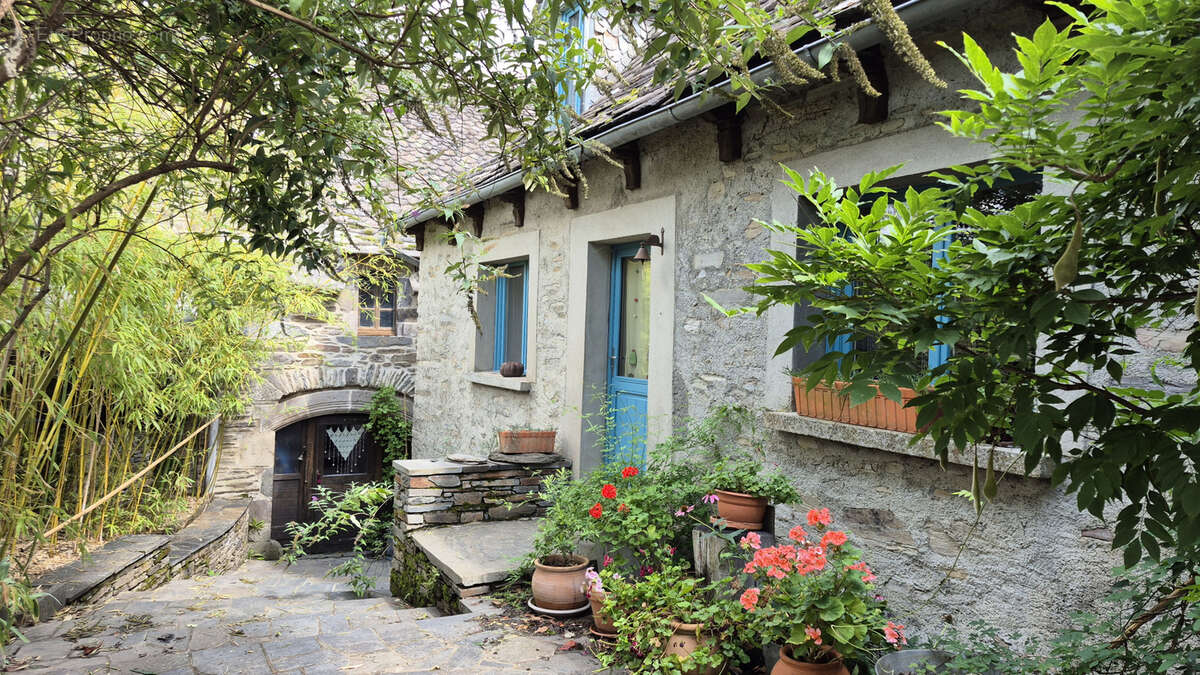 Maison à LACROIX-BARREZ