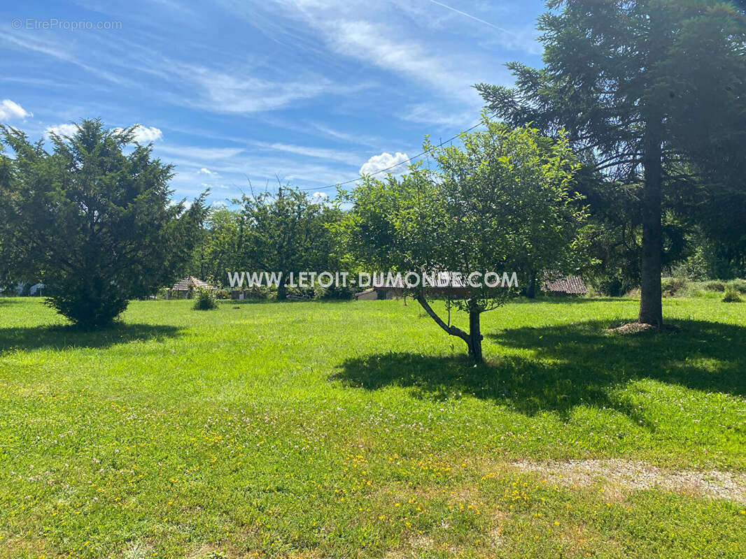 Terrain à COULOUNIEIX-CHAMIERS