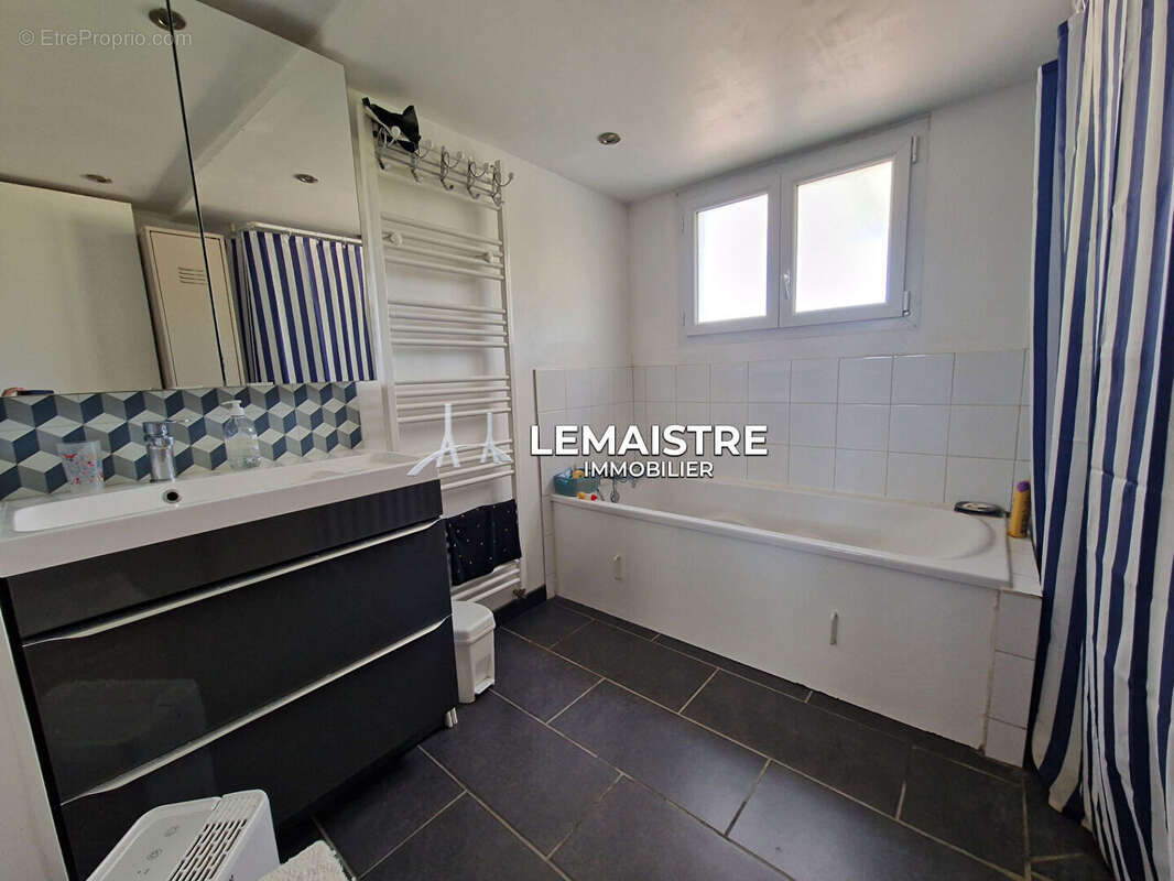 Maison à LES TROIS-PIERRES