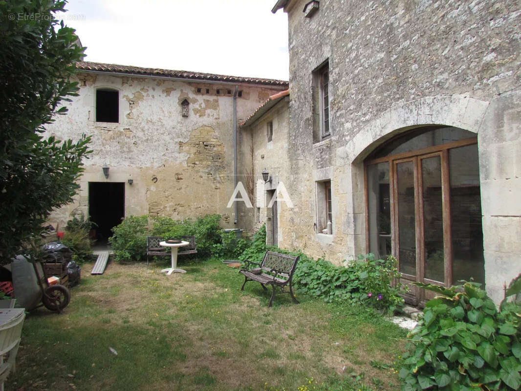 Maison à COURCOME