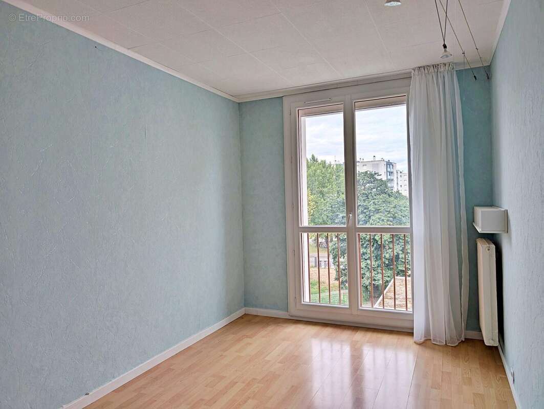 Chambre 1 - Appartement à BOURG-LES-VALENCE