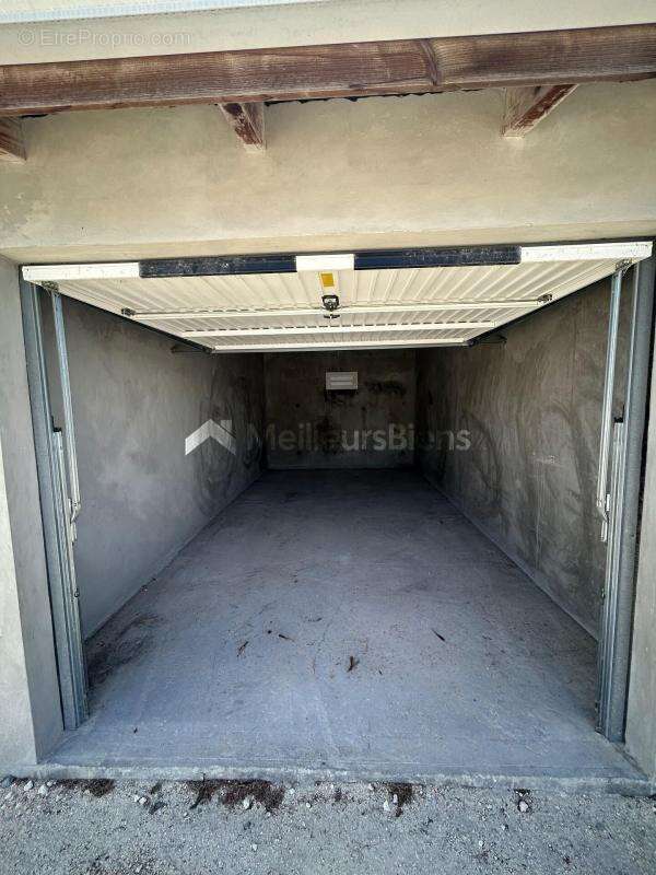 Garage / Box de stockage 18m2 sur Saint François - photo 2