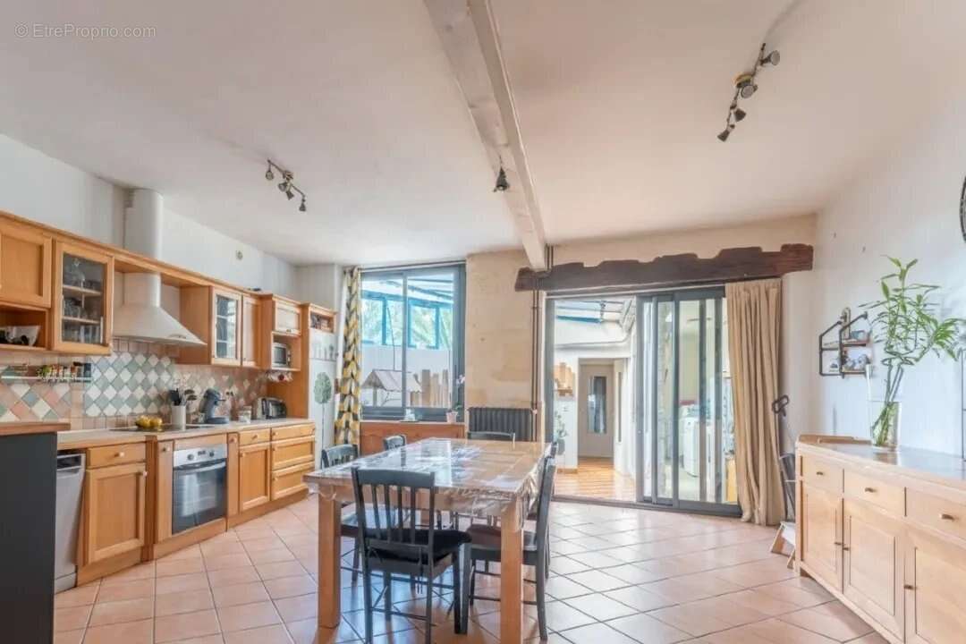 Grande maison de ville avec 6 chambres, dépendance sur deux niveaux et jardin - photo 16