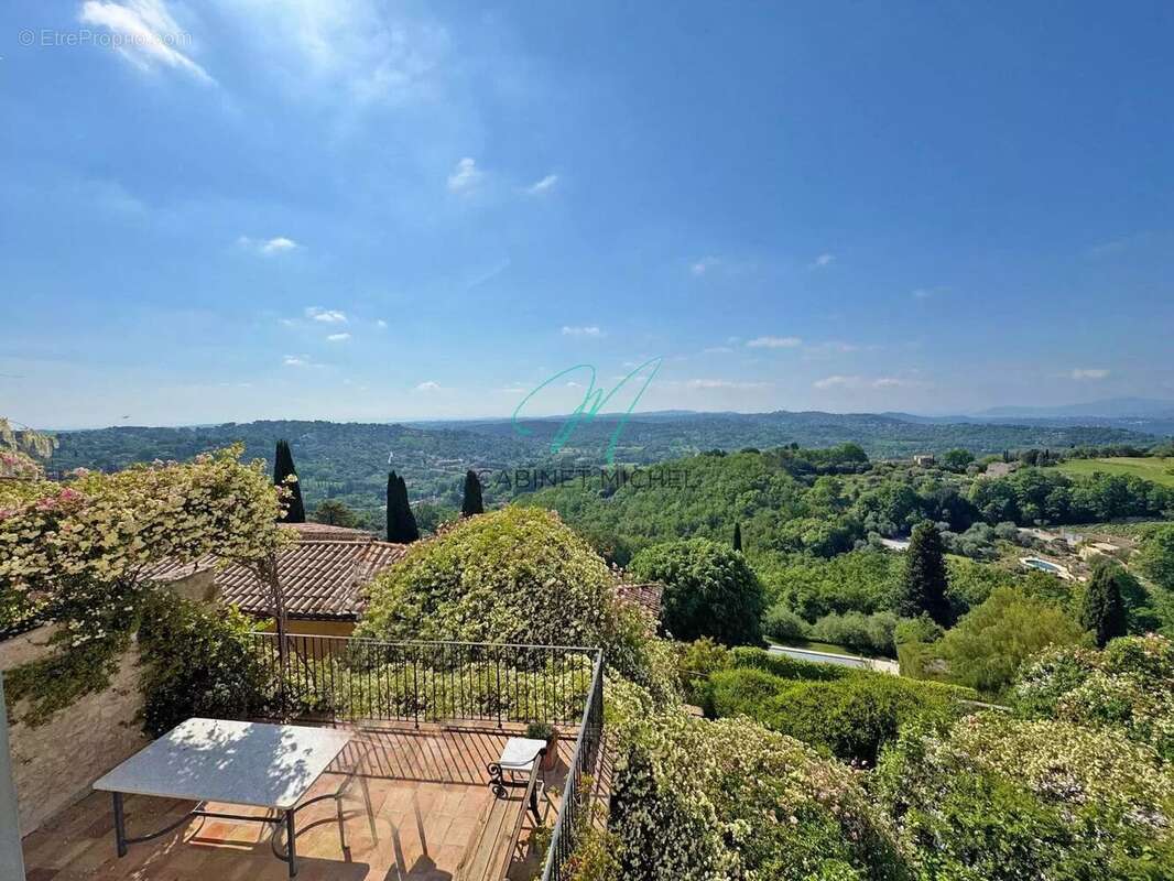 Appartement à CHATEAUNEUF-GRASSE