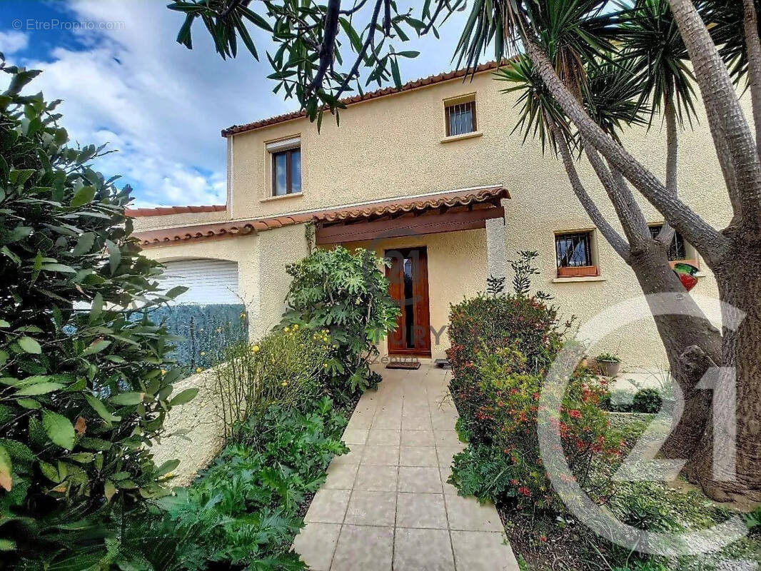 Maison à SAINT-LAURENT-DE-LA-SALANQUE