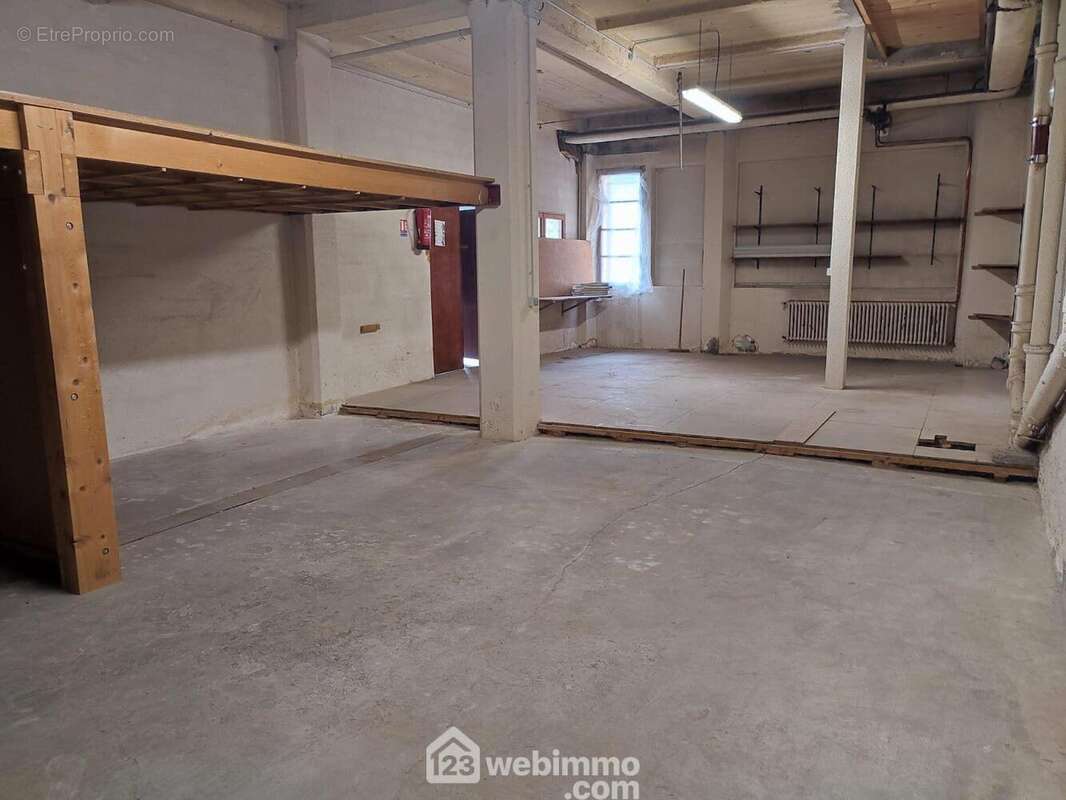 Un ensemble de biens rare à la vente - Commerce à UGINE