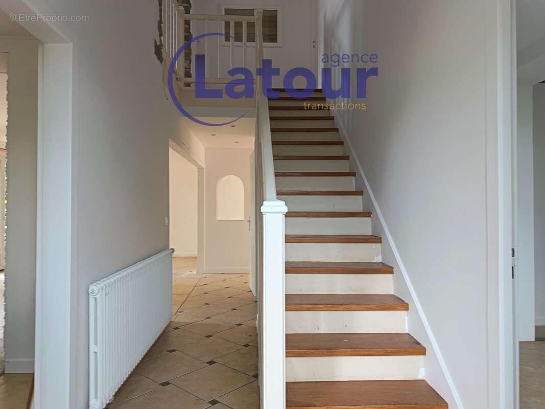 Beau pavillon avec sous-sol de 7 pieces sur 875 m2 de terrain. - photo 8