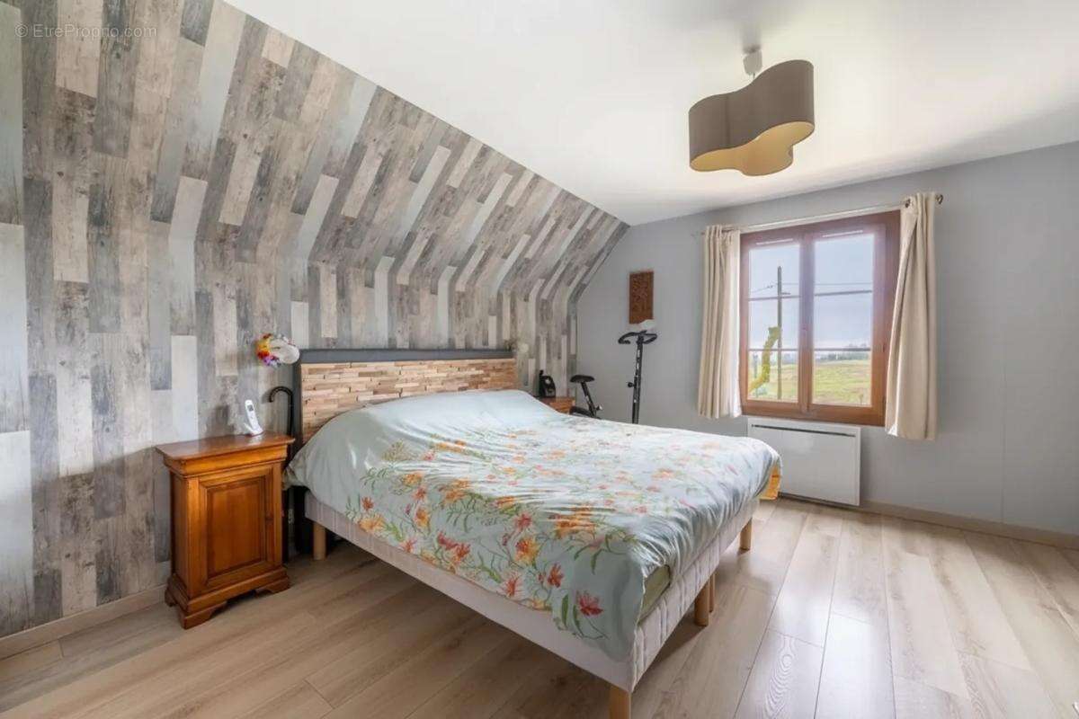 Maison à MONTJAVOULT