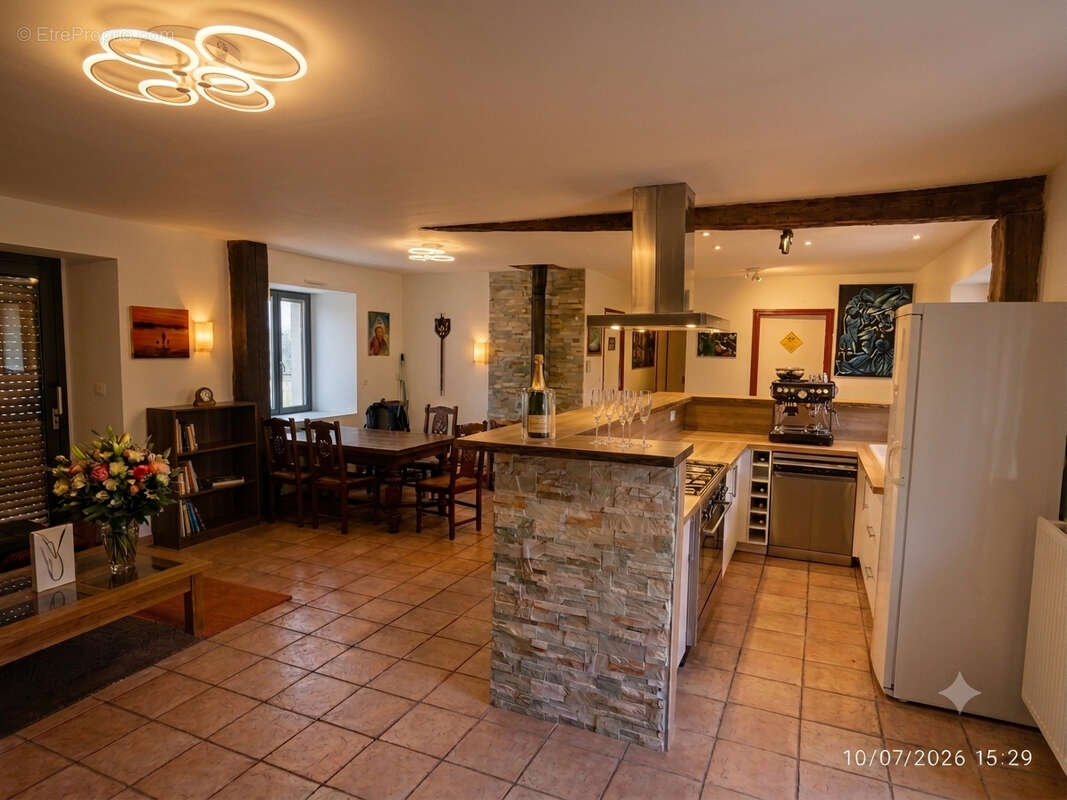 Argentré-Du-Plessis, maison en pierres rénovée de 166 m2 sur 1 755 m² de terrain - photo 2