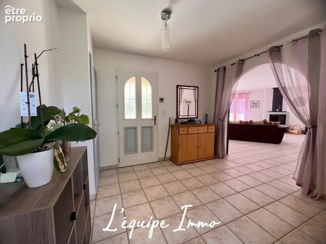 Maison familiale avec sous-sol total, piscine et terrain de 4000m2. - photo 5