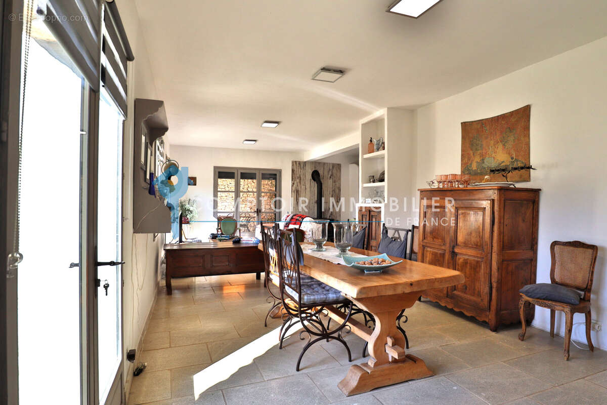 Dept 84 - Gordes - Belle bâtisse au calme - 164 m2 de surface habitables + dépendance à aménager et grenier su - photo 8