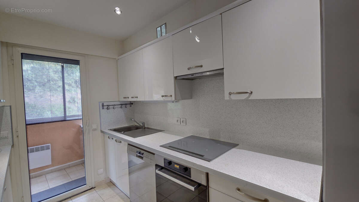 LE CANNET à vendre 3 pièces 87 m2 vue mer terrasse garage et cave au calme absolu - photo 8