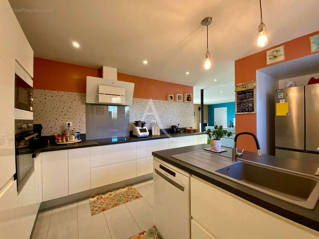 Maison à SAINT-GENIS-DE-SAINTONGE