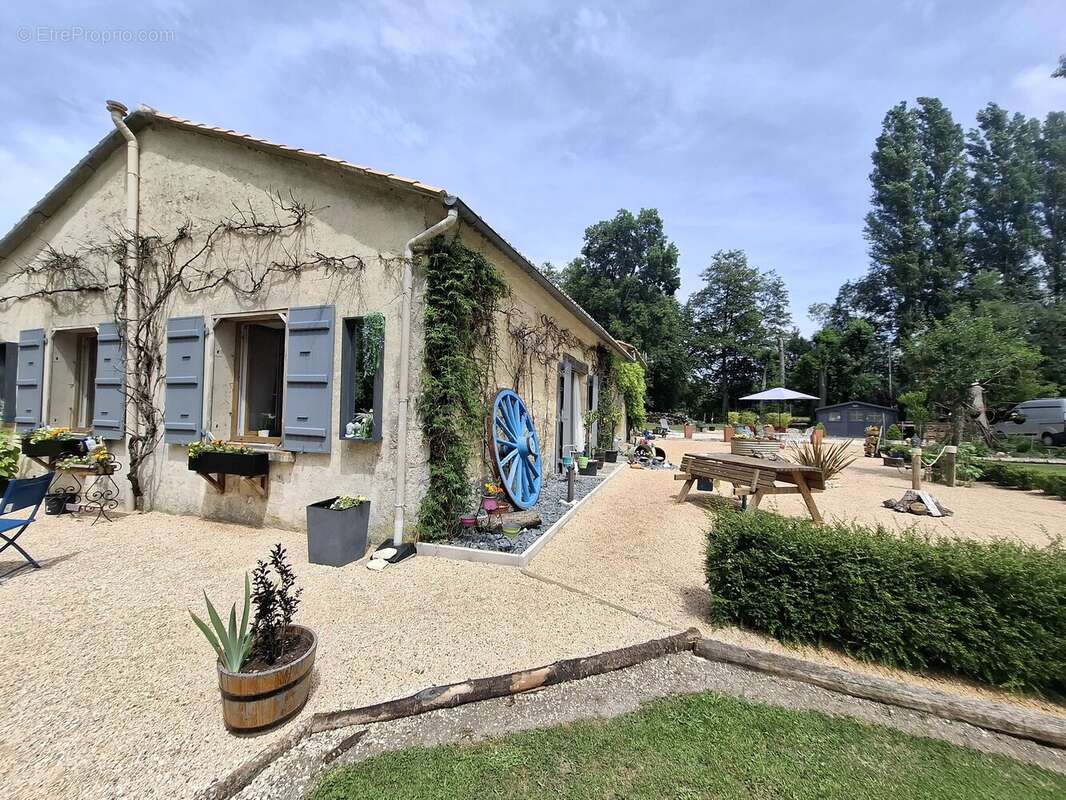 Maison à CHEF-BOUTONNE