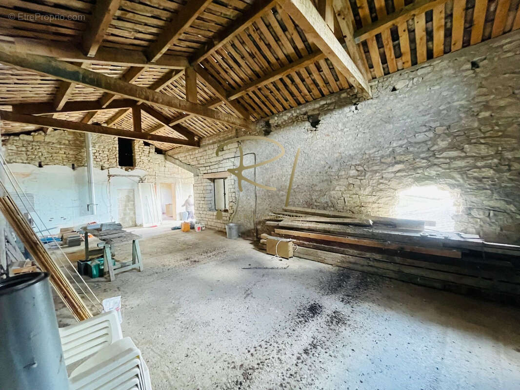 Maison à SAINT-JEAN-DE-MARUEJOLS-ET-AVEJAN