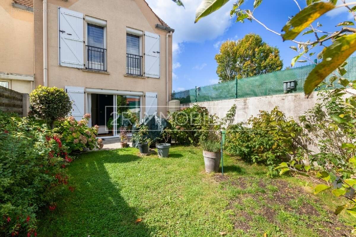 Maison à SAINT-THIBAULT-DES-VIGNES