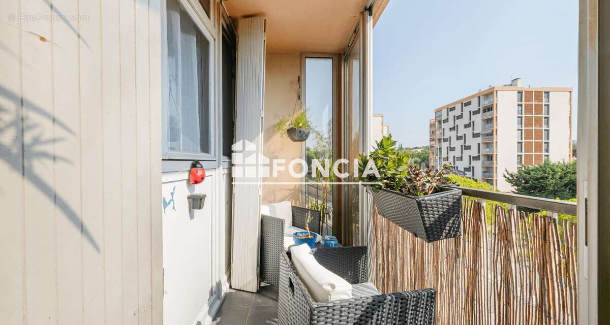 Salon de Provence , 3 pièces , loggia, cave, stationnement , idéal investissement locatif ! - photo 4