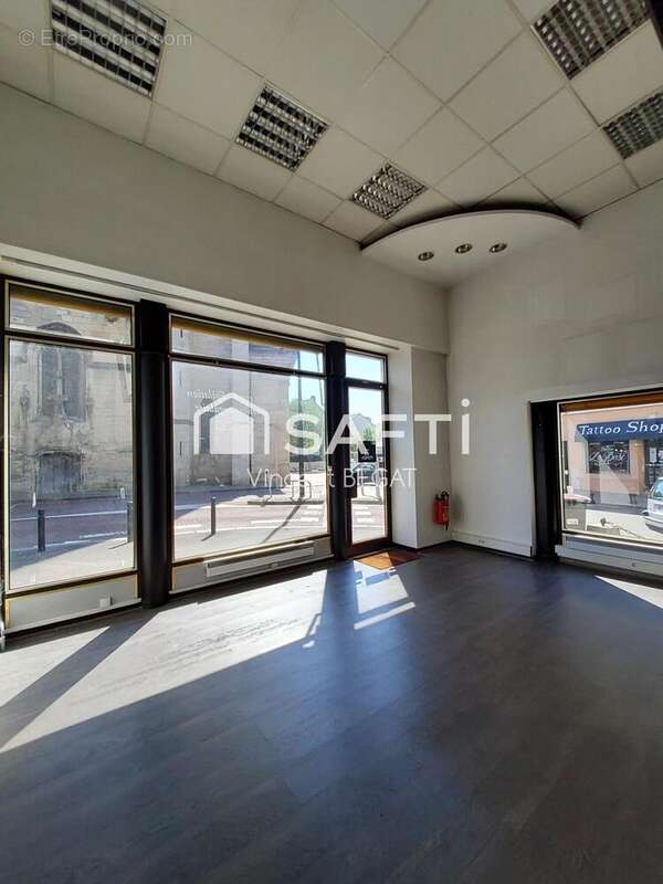 Photo 2 - Commerce à MONTEREAU-FAULT-YONNE