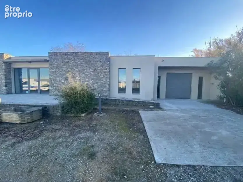LEZIGNAN-CORBIERES Local professionnel de 115 m² - photo 1
