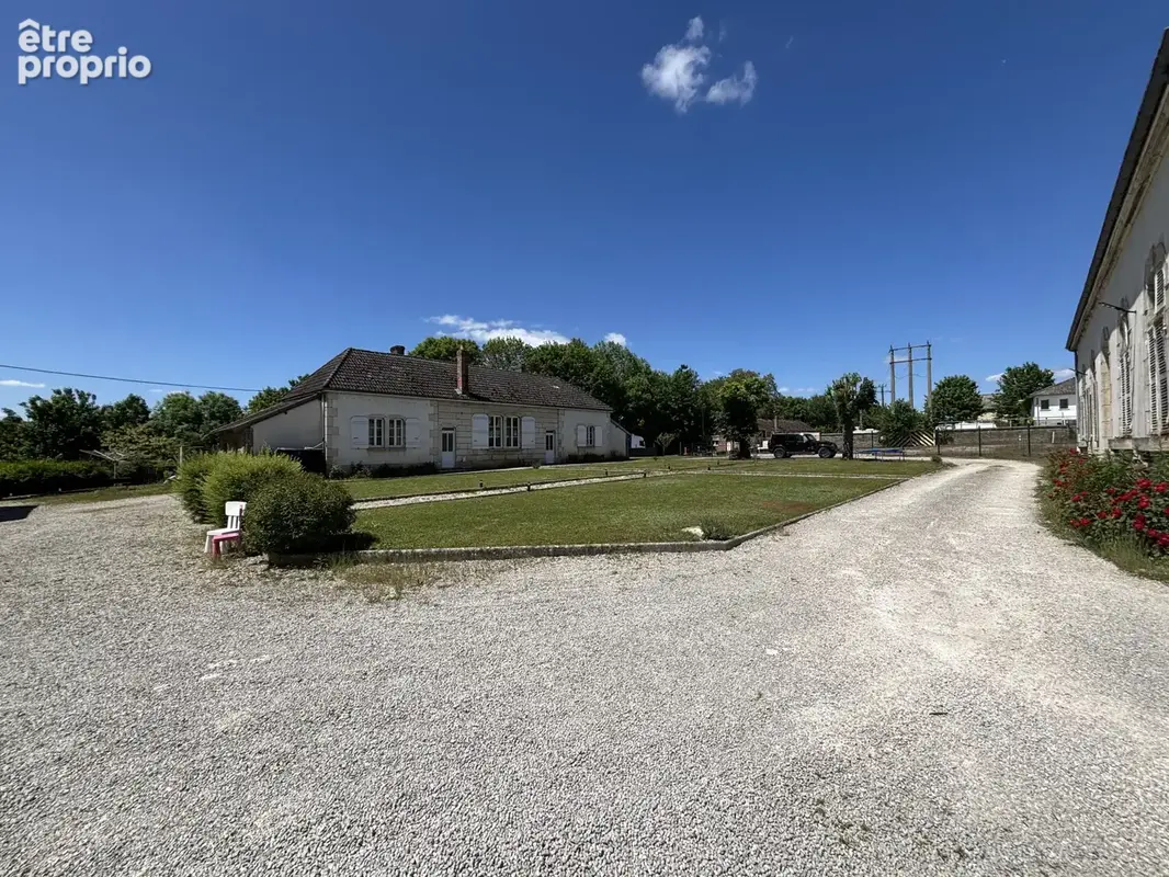 Côte d'Or : Bâtisse bourguignonne de 450m2 dont 260 m2 rénové (plain pied) , annexes, garages sur  4000m2 - photo 36