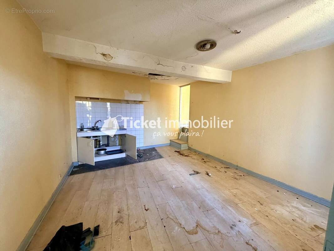 T3 à rénover – Centre-ville de Castres – 59 900 € - photo 3