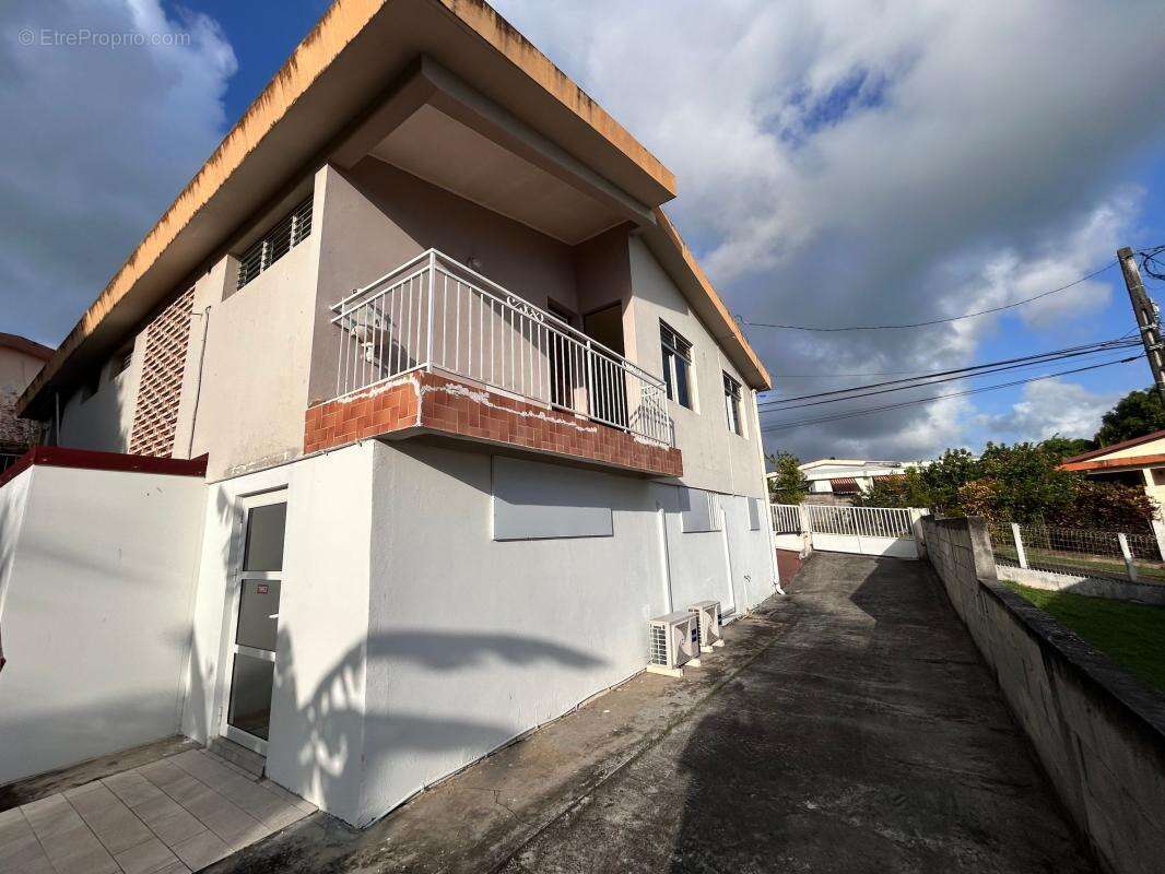 À VENDRE – Villa sur deux niveaux avec jardin et entrées indépendantes - photo 3