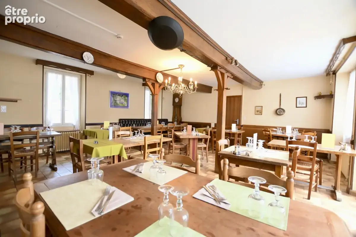 Ancien hôtel-restaurant, dépendances et terrain - photo 8