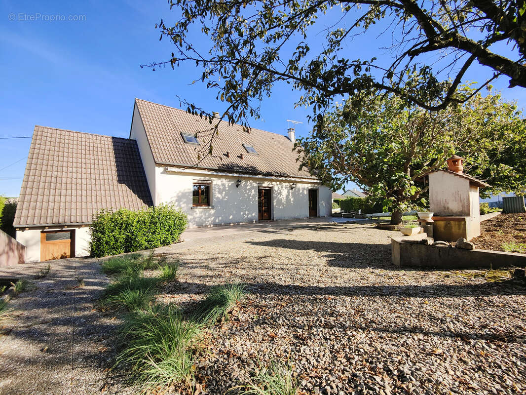 Maison à LAROCHE-SAINT-CYDROINE