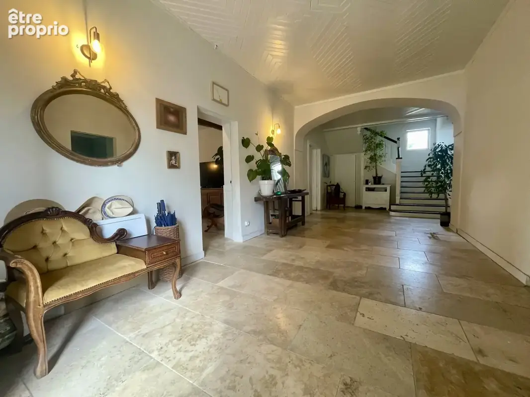 Maison ancienne rénovée avec 4 chambres, dépendances et terrain - photo 4