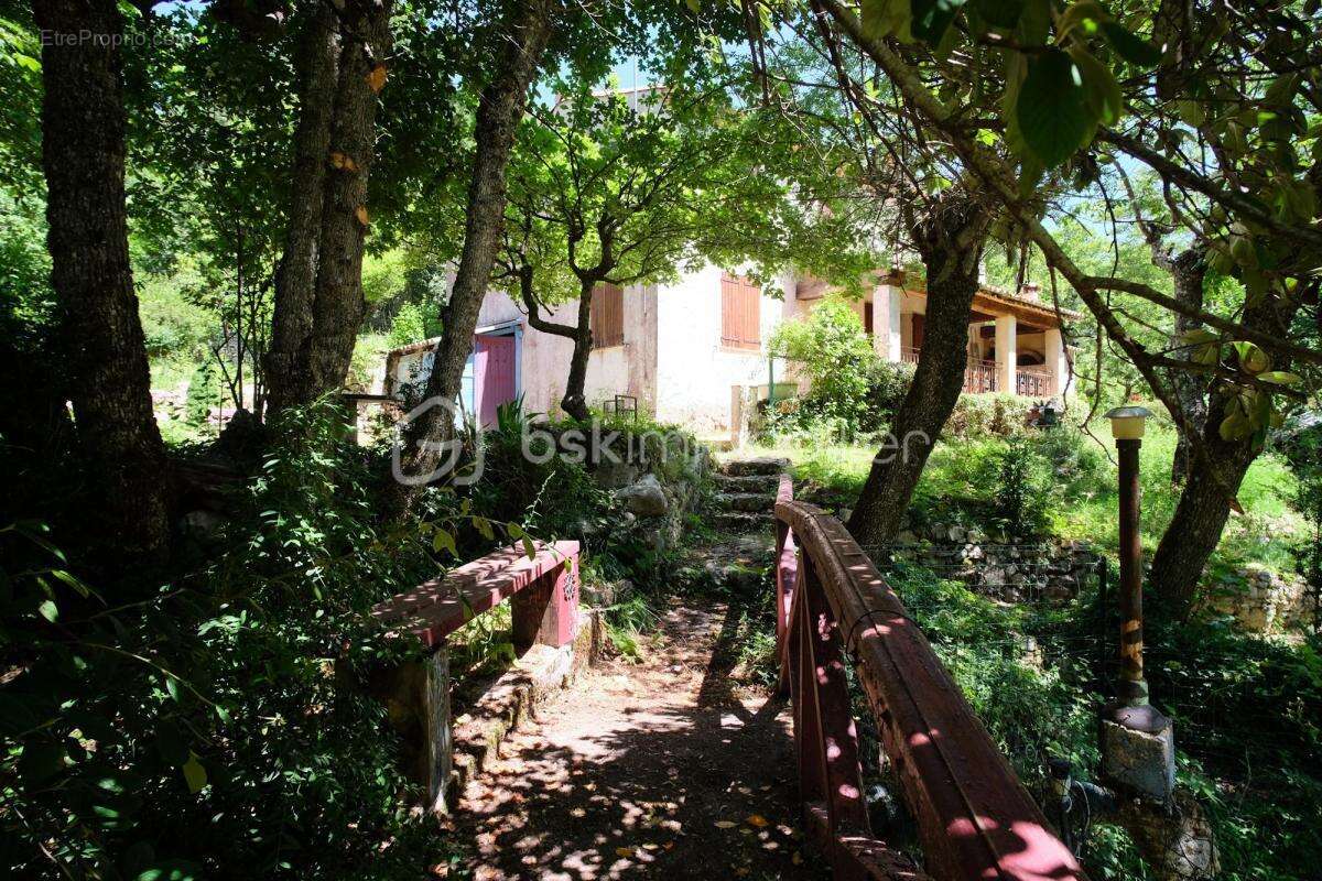 Maison familiale de caractère de 110 m2 avec jardin remarquable, bassin et vue montagnes - photo 2