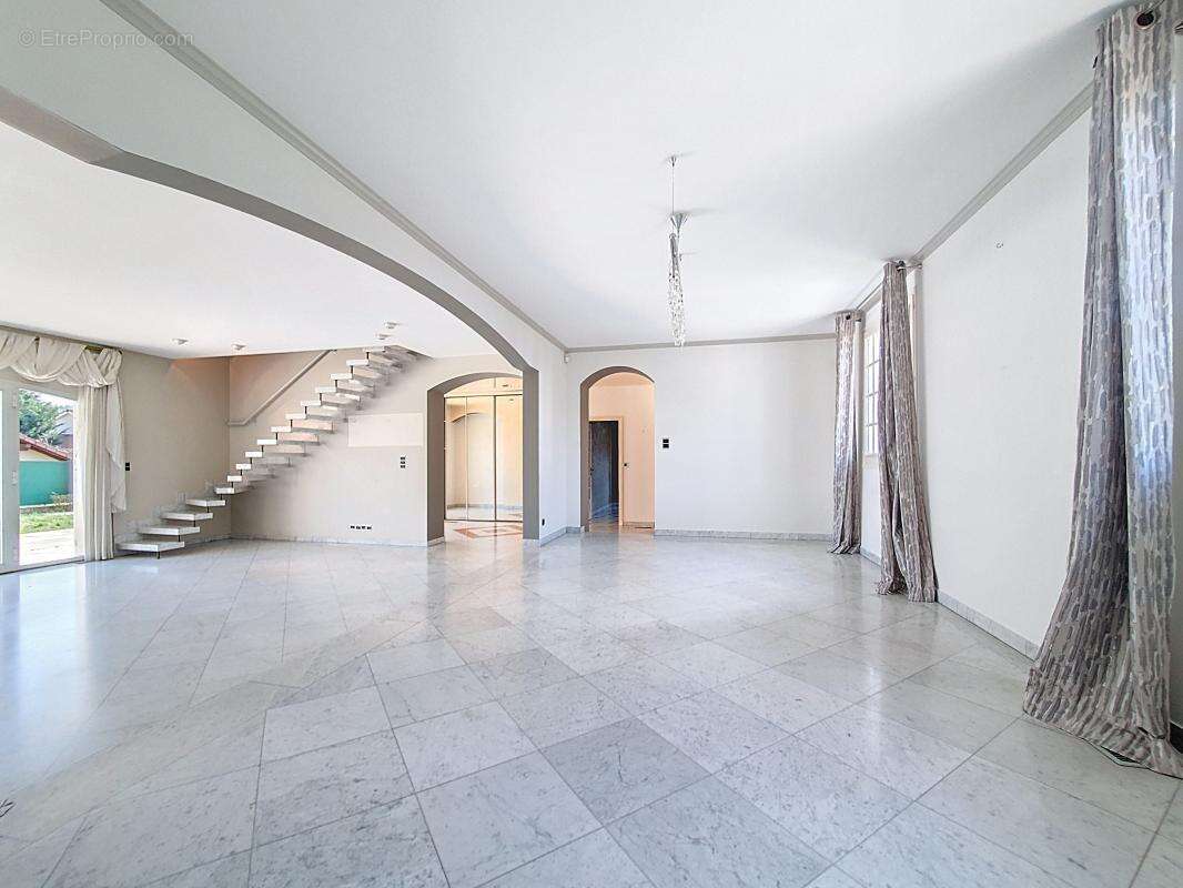Maison - 4 Chambres - Bureau - Buanderie - Cave à vins - Garage - Piscine - Grande Cour - - photo 17