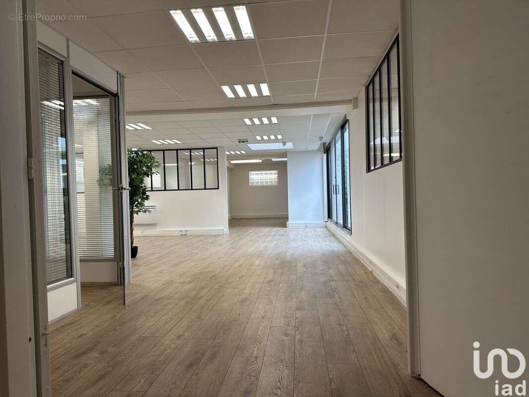 Photo 3 - Commerce à COURBEVOIE