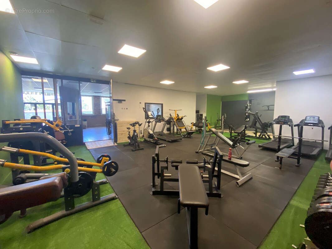 Commerce à CRAPONNE-SUR-ARZON