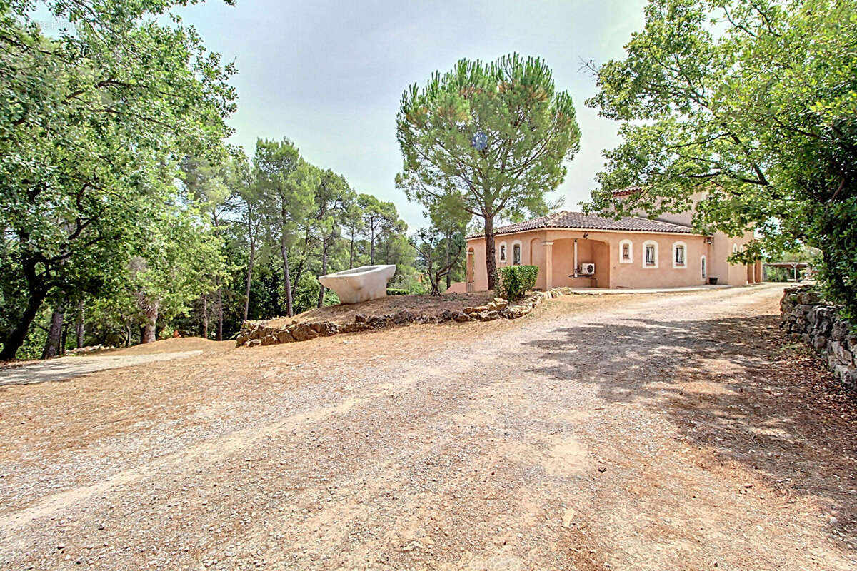 A VENDRE DRAGUIGNAN- Maison spacieuse avec PISCINE et terrain clos et arboré de 4000m² - Un véritable coup de coeur ! - photo 21