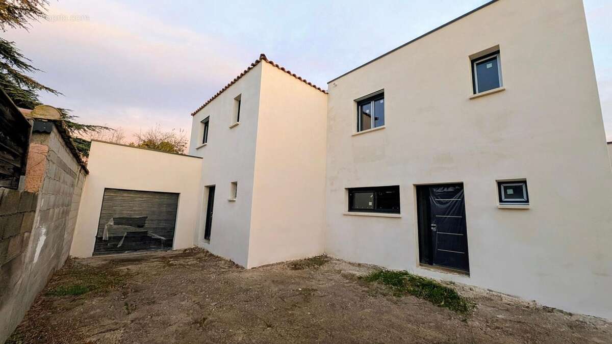 Maison à SAINT-BRES