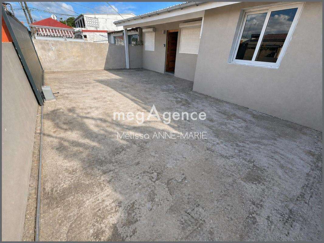 Maison à LES ABYMES